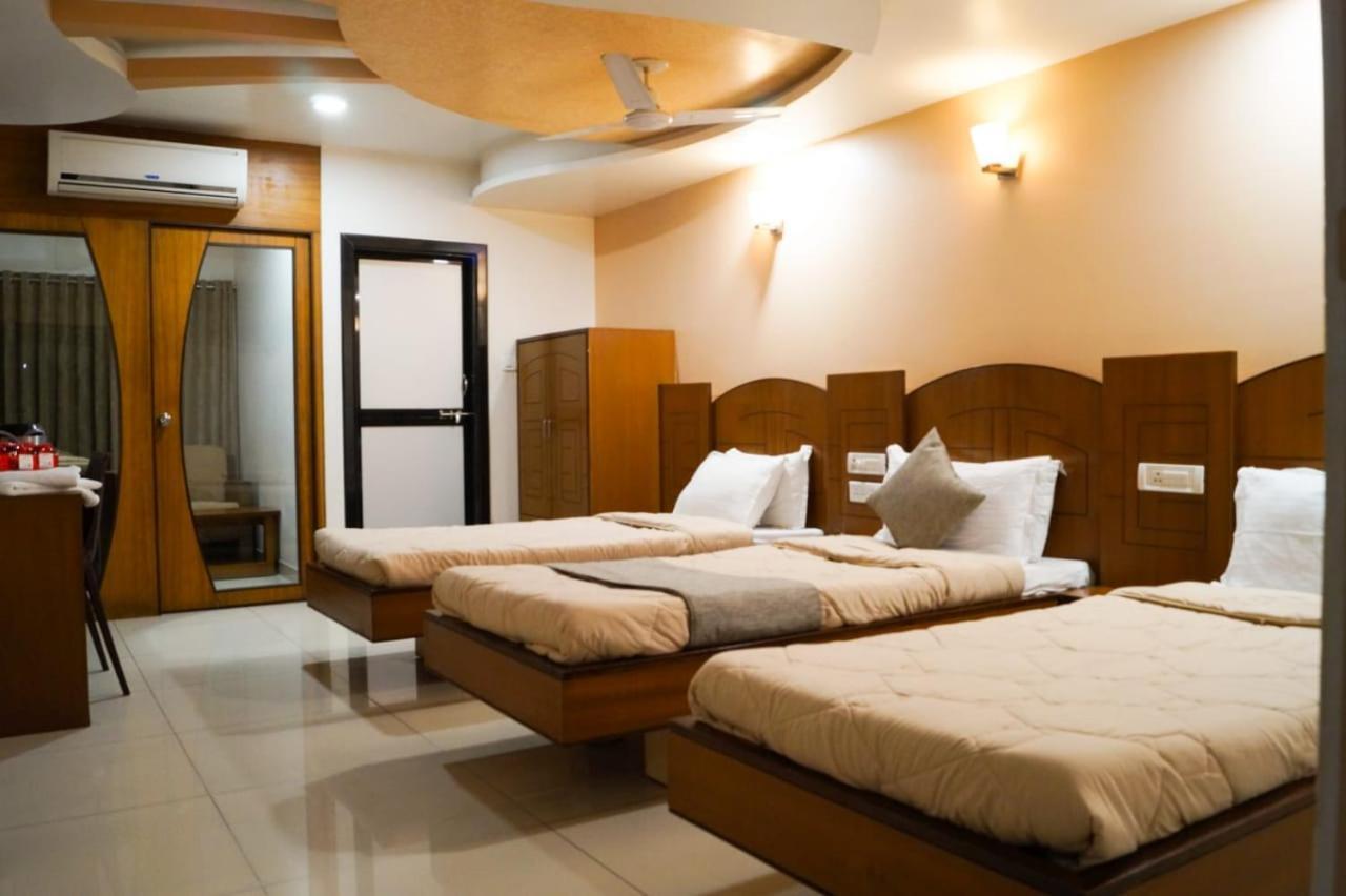 The Ambassador Hotel Vadodara Exterior foto